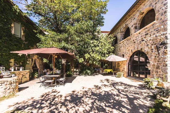Chambre d’hôte pour 4 personnes, avec Terrasse et Jardin ainsi que Piscine et Vue
