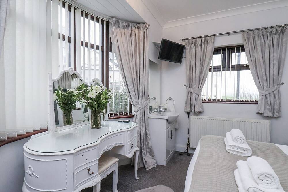 Beachcrest, pet friendly, character holiday cottage in Whitby in Whitby, North York Moors National Park