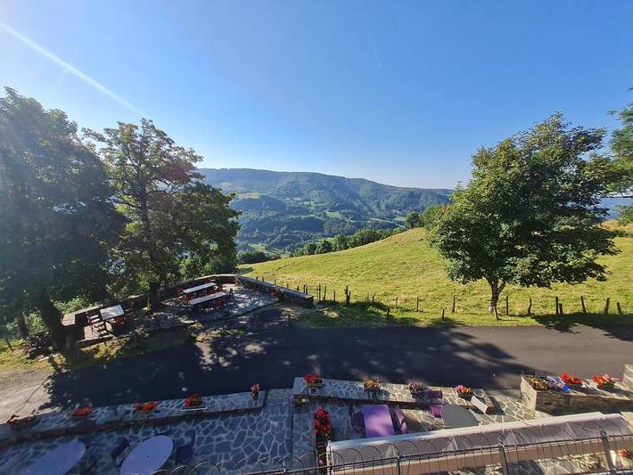 Chambre d’hôte pour 5 personnes, avec vue ainsi que jardin et piscine, animaux acceptés dans le Cantal - 3
