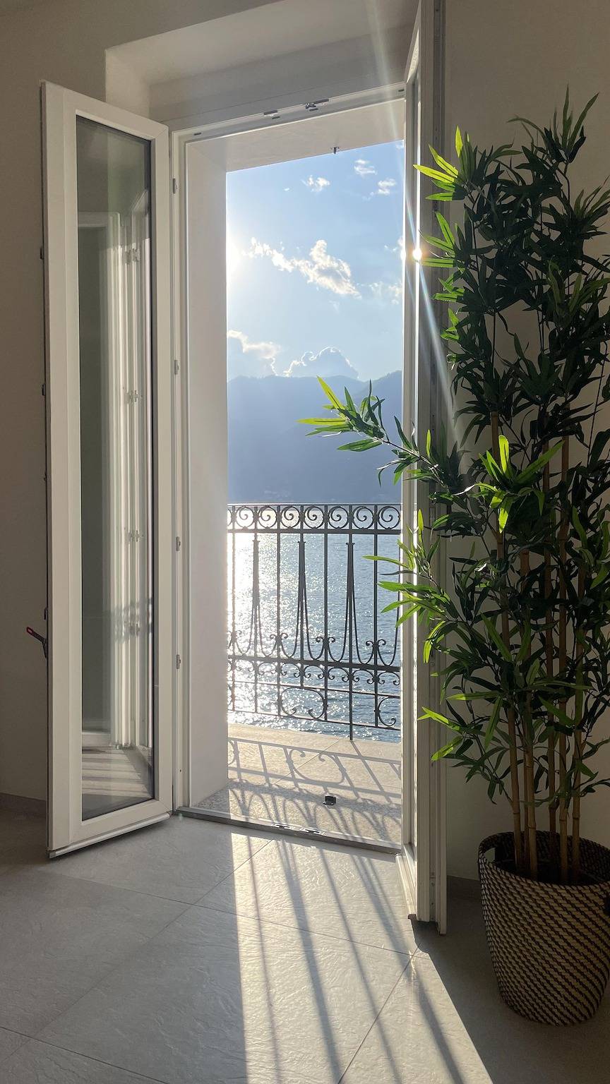 Appartement de vacances entier, 2-Bed Apt with Stunning Lake Como Views & Terrace in Lezzeno, Lac de Côme