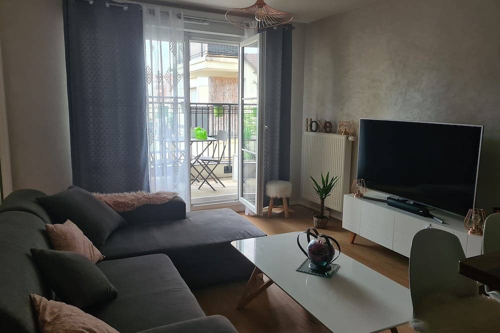 Entire apartment, Cosy 2-bedroom apartment, parking available and 20 minutes by train from central Paris. in Le Blanc-Mesnil, Seine-Saint-Denis