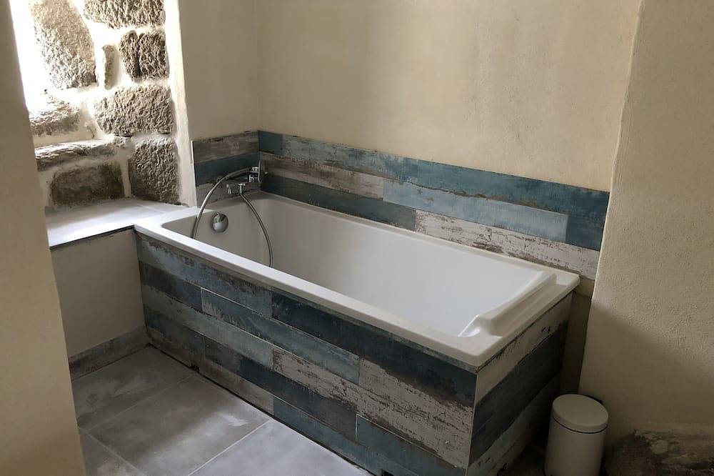 Typical renovated house, magnificent view, well equipped. Sleeps 10. in Malarce-sur-la-Thines, Parc naturel régional des Monts d'Ardèche