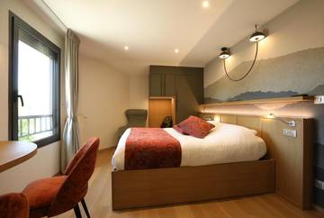 Hôtel pour 3 personnes, avec sauna et jardin ainsi que vue et piscine, animaux acceptés à Lanarce