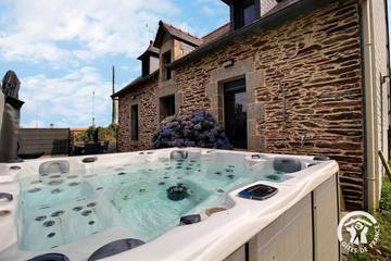 Gîte pour 4 personnes, avec jacuzzi et sauna ainsi que terrasse et jardin, animaux acceptés en Cotes-d'Armor