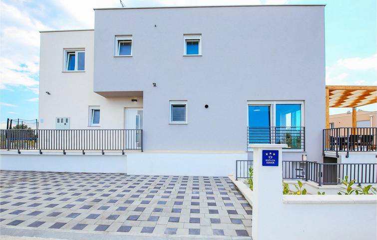 Cozy 2-Bedroom Retreat with Pool, Near Beach - WiFi & Parking Included! in Sibenik, Šibenik-Knin