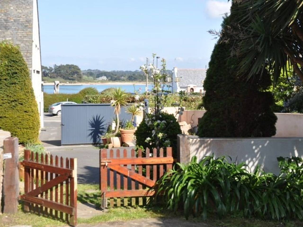 Cozy House 100m from Sea with Wifi, Parking, in Trégastel Center in Trégastel, Pink Granite Coast
