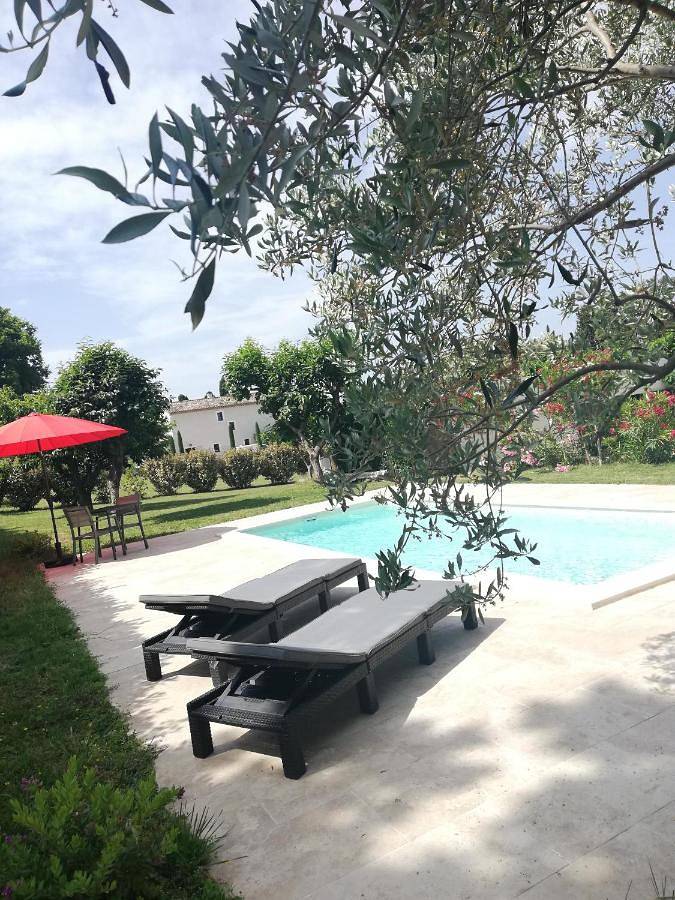 Appartement entier, One-Bedroom Apartment in Eyragues, Région d'Arles