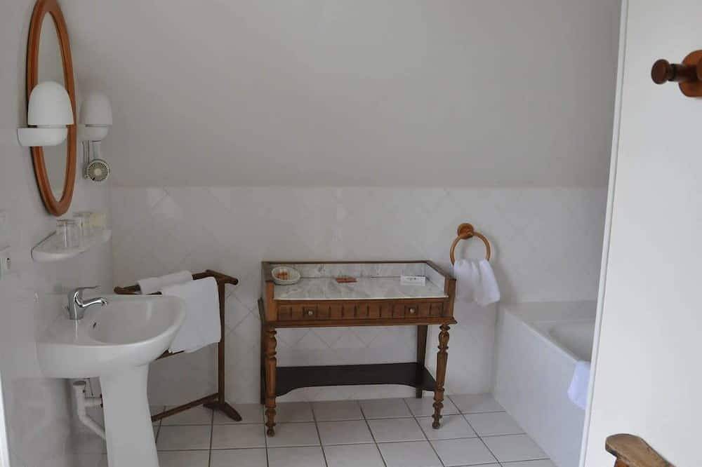 Domaine du Château la Rhue, grand espace, piscine in Rocamadour, Massif Central