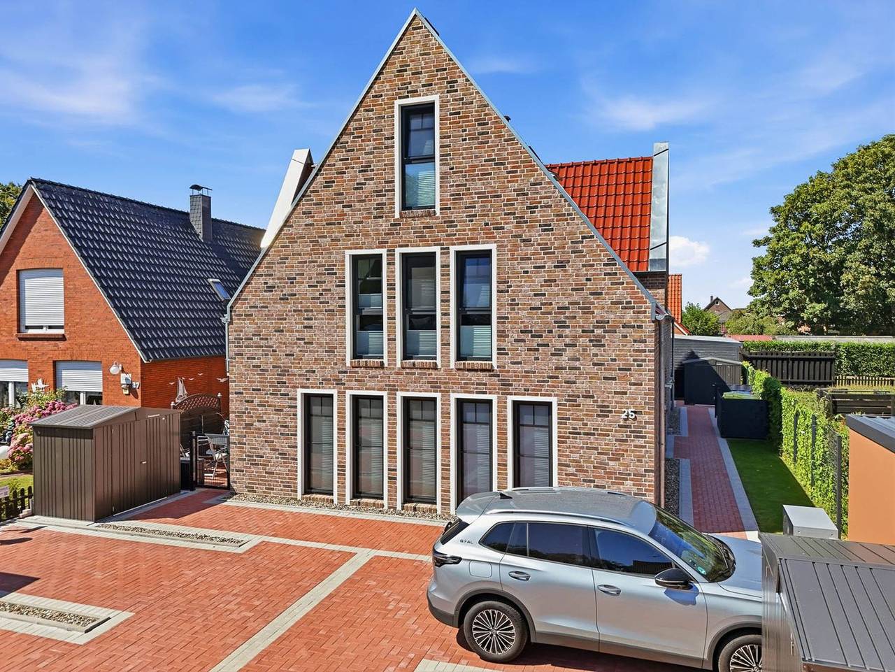 Ganze Ferienwohnung, Deichkrone - Neue Ferienwohnung Deichkrone mit Hafenblick, Balkon & Infrarotkabine in Greetsiel, Krummhörn