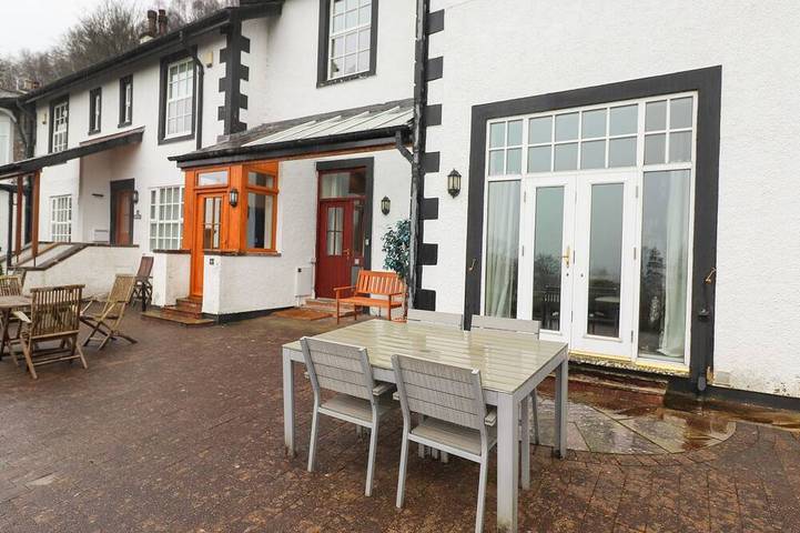 Log cabin for 4 people, with garden in Bassenthwaite Lake