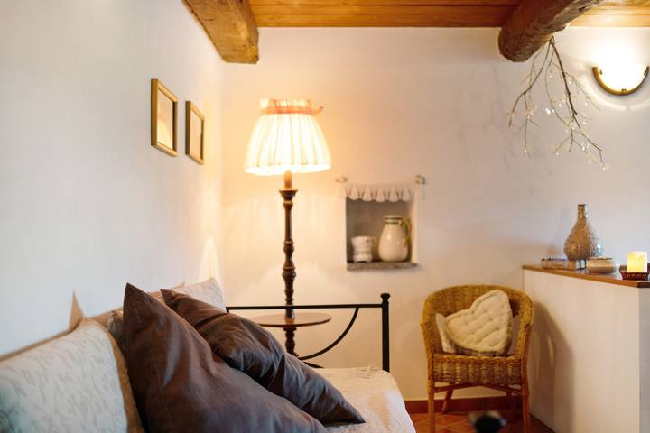 Appartamento intero, Appartamento Antico Granaio con vista sulle montagne, piscina in comune, giardino e Wi-Fi in Vessalico, Alpi Liguri