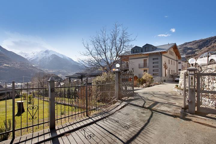 Entire studio, Studio 'A4 Piano Rialzato' with Mountain View, Private Terrace and Wi-Fi in Saint-Pierre (Aosta Valley), Comune di Saint-Pierre