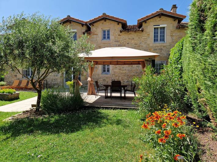 Gîte pour 8 personnes, avec terrasse ainsi que jardin et piscine