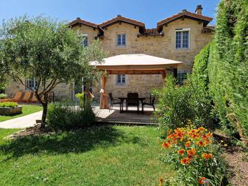 Gîte pour 8 personnes, avec piscine ainsi que jardin et terrasse à Saint-Georges-de-Luzençon