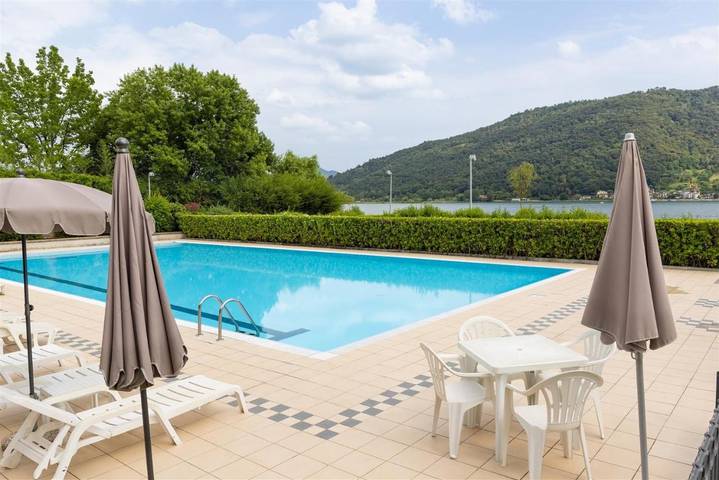 Appartamento per 4 persone, con giardino e panorama nonché terrazza e piscina in Sarnico