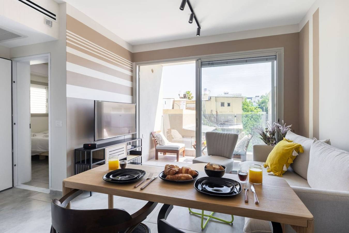 Entire apartment, Chic Urban Getaway with Balcony in Tel Aviv, Tel Aviv District