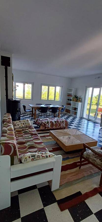 Chambre d’hôte pour 3 personnes, avec terrasse ainsi que vue et jardin, adapté aux familles à Saint-Maur (Jura)