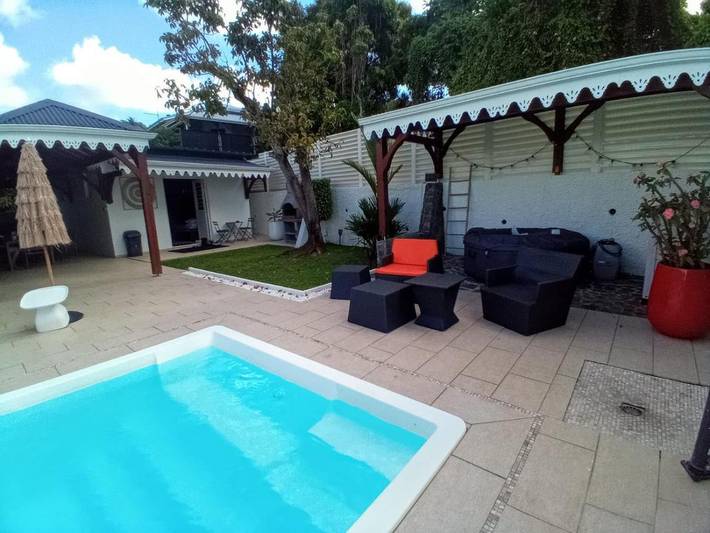 Casa de huéspuedes para 4 personas, con piscina además de jacuzzi y jardín - 1