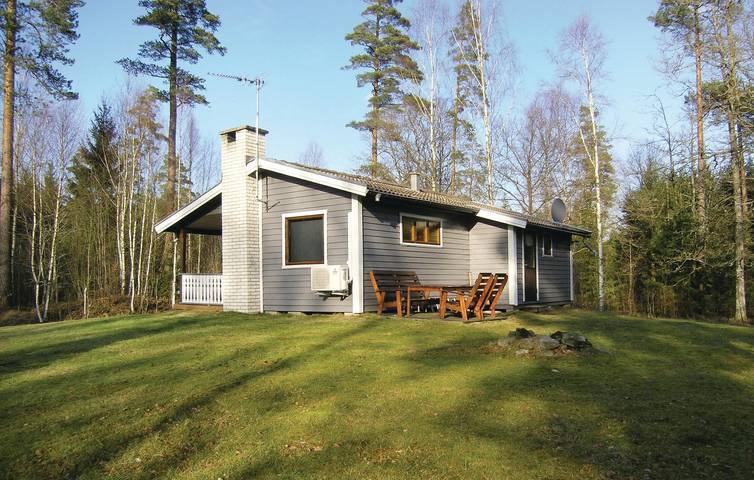 Feriehus for 4 personer, med Terrasse og Hage i Småland