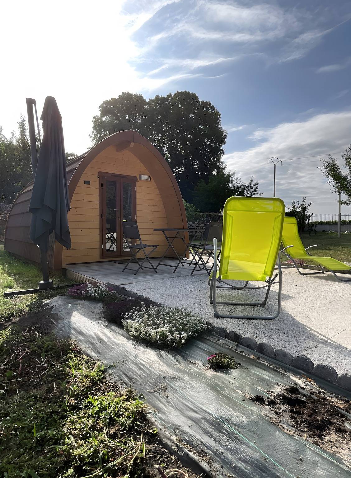 Cabaña forestal de madera con terraza privada, jardín y Wi-Fi in Villeneuve (Gironde), Región de Blaye