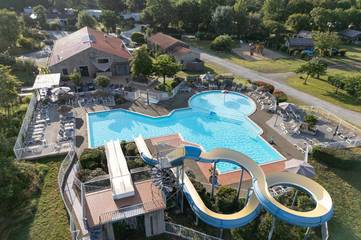 Gîte pour 4 personnes, avec bassin pour enfant et piscine ainsi que jardin et vue à Coëx