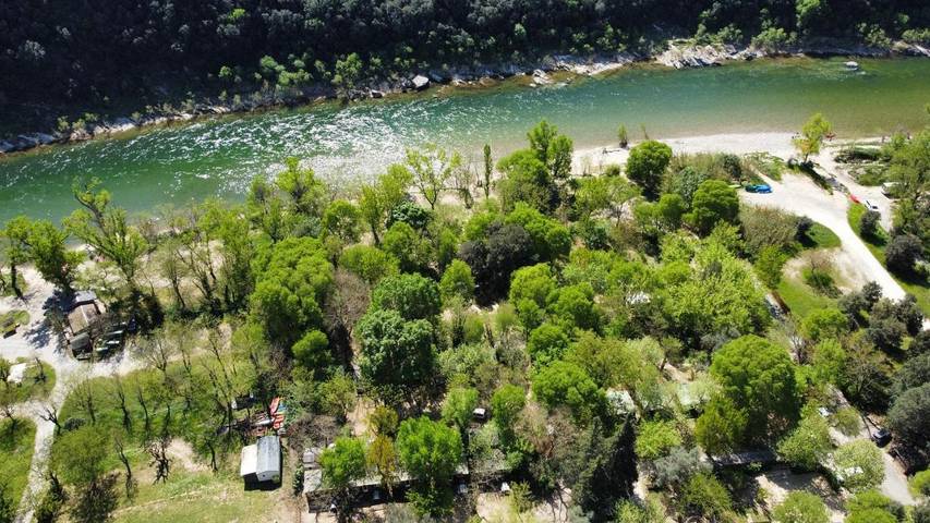 Camping für 4 Personen, mit Terrasse und Garten in Vallon-Pont-d'Arc