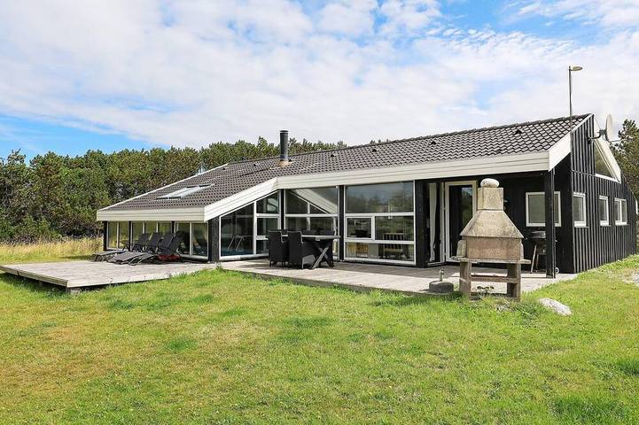 Ferienhaus für 8 Personen, mit Whirlpool und Sauna sowie Pool und Terrasse in Løkken