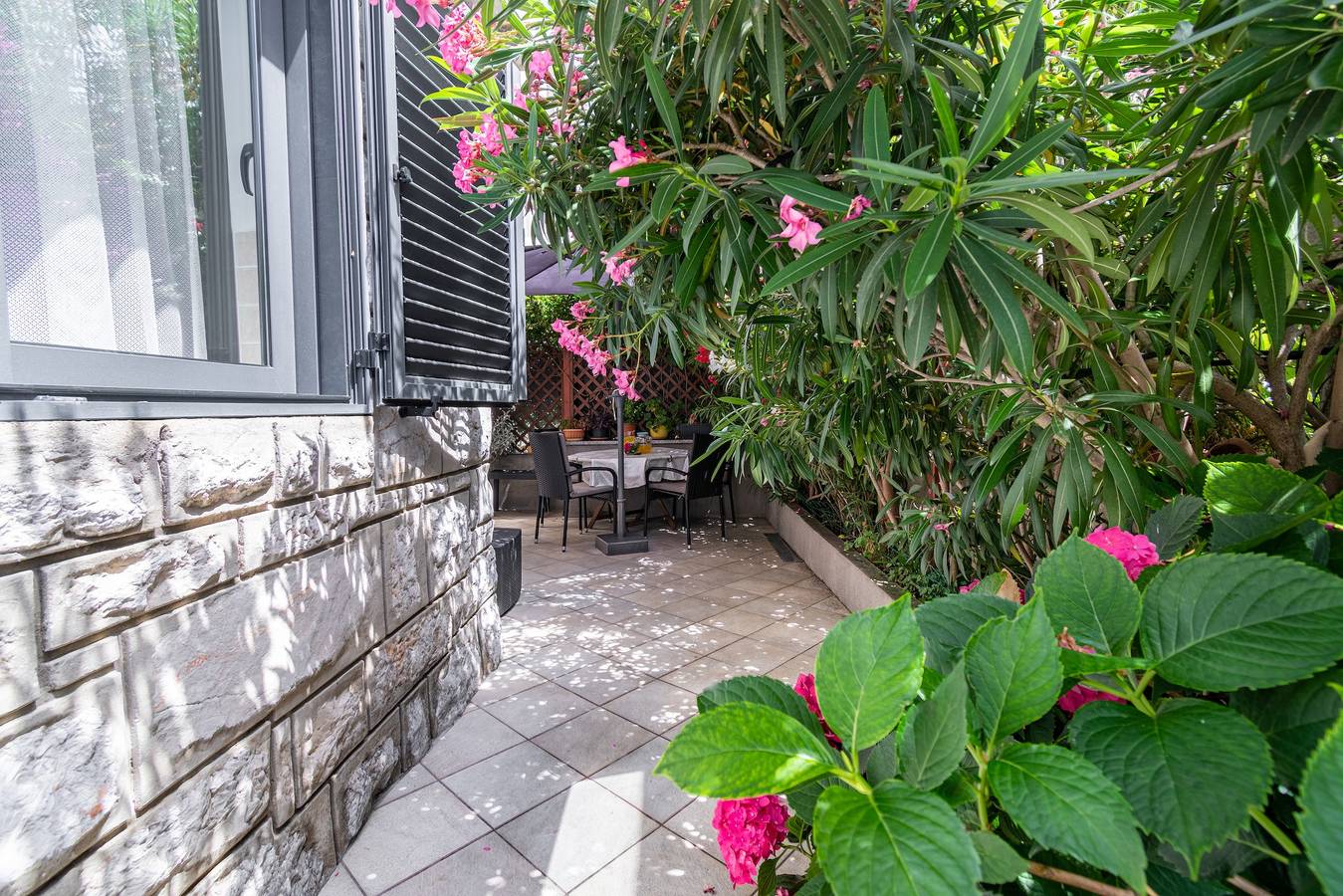 Ganze Wohnung, 2-Zimmer-Ferienwohnung mit Terrasse Rijeka -a in Plaža Villa Nora, Rijeka