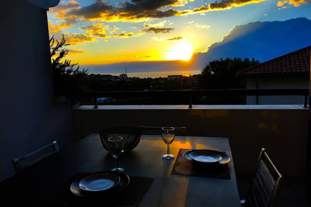 Entire apartment, Acotz, near Guéthary: Magnificent studio with ocean view and beach on foot. in Saint-Jean-de-Luz, Bayonne region