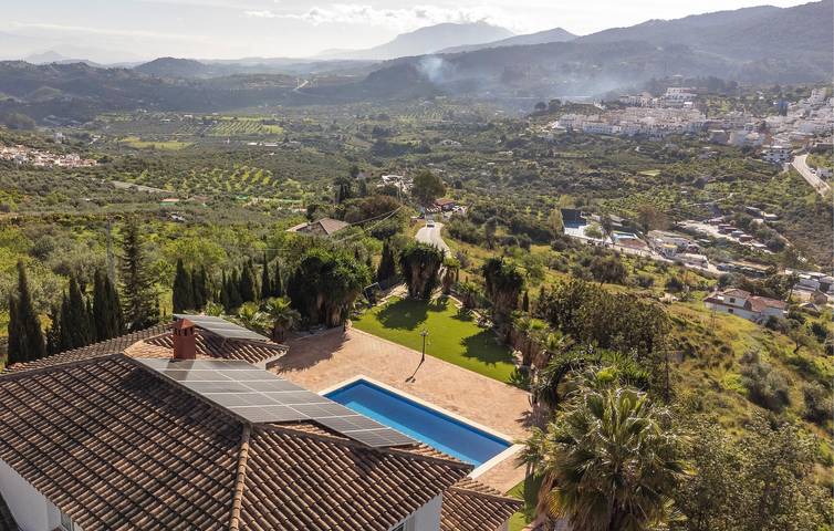 Acogedor apartamento con piscina, chimenea y aire acondicionado cerca de Monda in Monda, Sierra de las Nieves