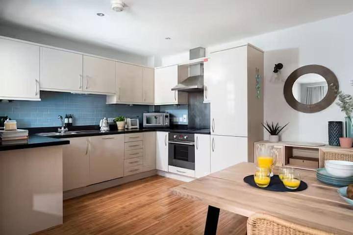 Entire apartment, Two-Bedroom Apartment - Oceanfront in Porth, Newquay