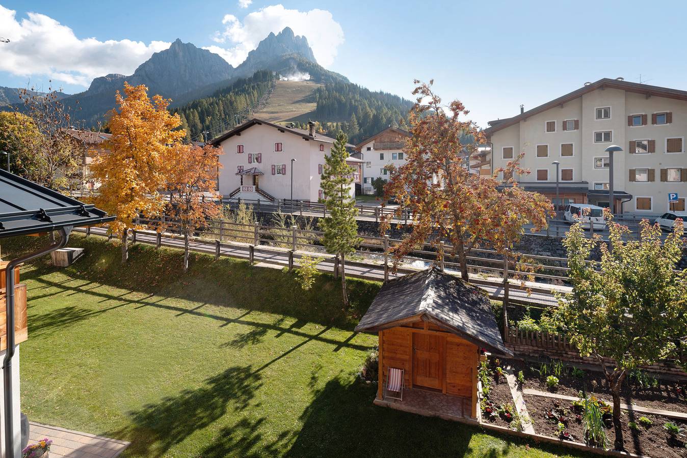 Apartamento entero, Apartamento 'Ciasa Giorgina' con Vista a la Montaña, Terraza Privada y Wi-Fi in Pozza di Fassa, San Giovanni di Fassa