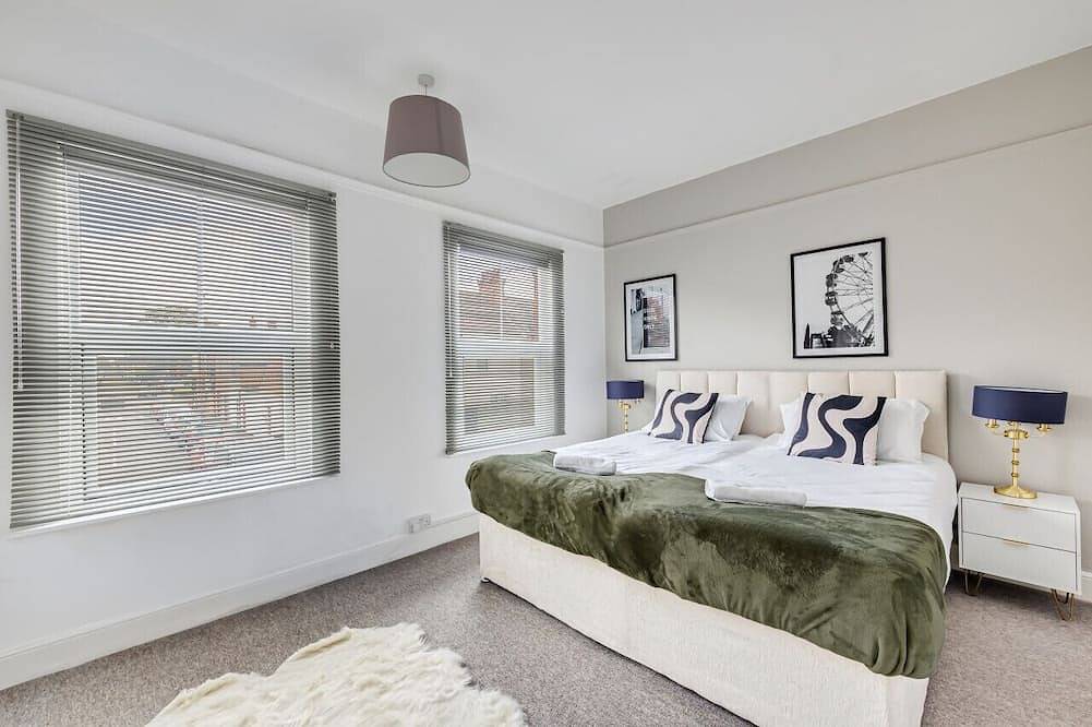 Beautiful House • Sleeps 7 • Central Location • Smart Tvs • Free Parking in Northampton, Northamptonshire