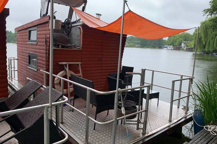 Kleines Hausboot ideal zum Angeln.   Kontakt +49 177 5927586 in Lychensee, Lychen