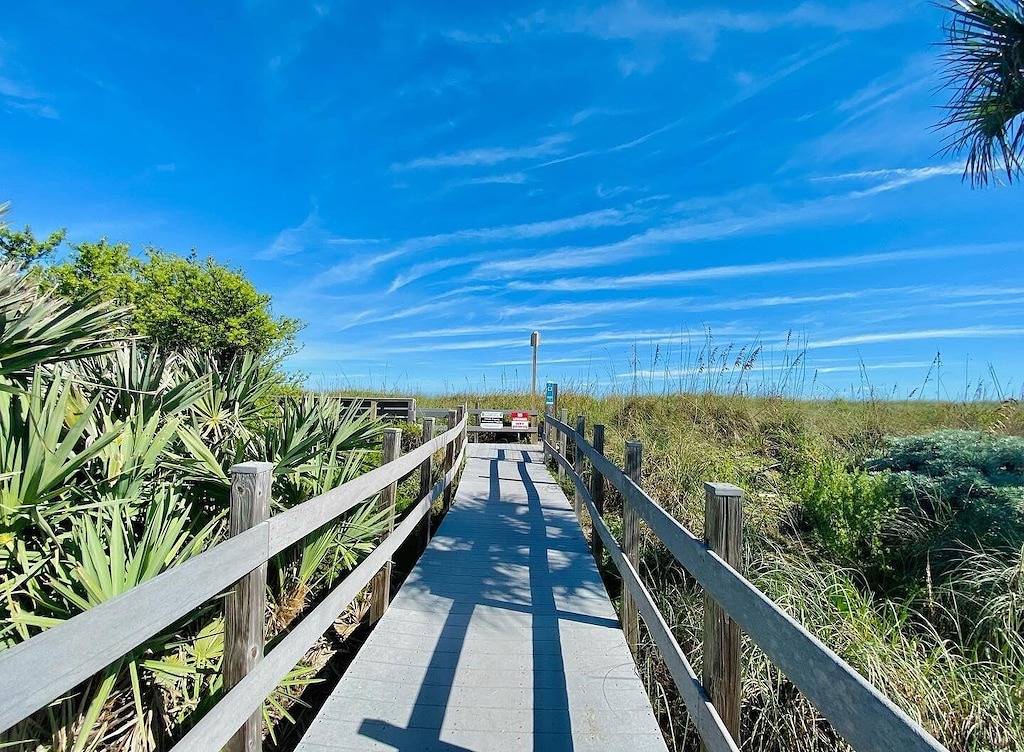 Beach paradise found! “Heavenly Views” 1/1 villa steps away from beach and pool. in Fort Pierce, Hutchinson Island