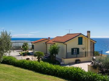 Ferienwohnung für 4 Personen, mit Garten und Terrasse in Imperia