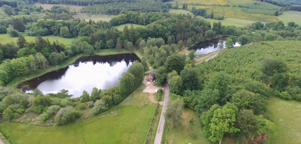 Chambre d’hôte pour 2 personnes, avec Terrasse ainsi que Jardin et Vue sur le lac à Chissey-en-Morvan