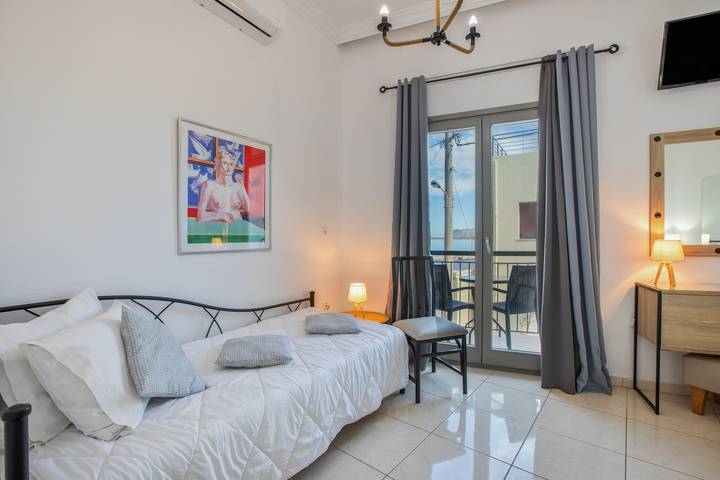 Room 'Porto Chania B3' with Shared Garden, Wi-Fi and Air Conditioning in Splantzia, Chania region