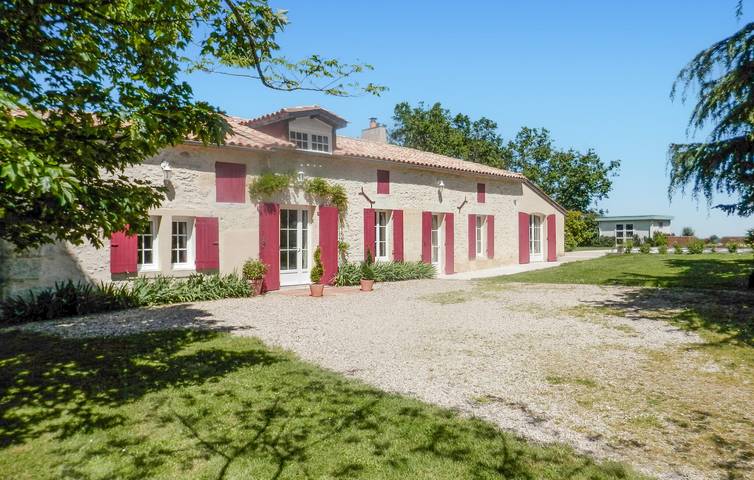 Location de vacances pour 8 personnes, avec jardin ainsi que terrasse et piscine, animaux acceptés en Gironde