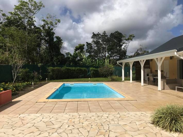 Location de vacances pour 4 personnes, avec jardin ainsi que vue et piscine à Goyave (Guadeloupe)