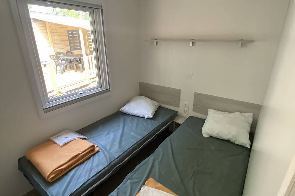 Oceanfront mobile home for up to 6 people in Vendays-Montalivet, Lesparre-Médoc region