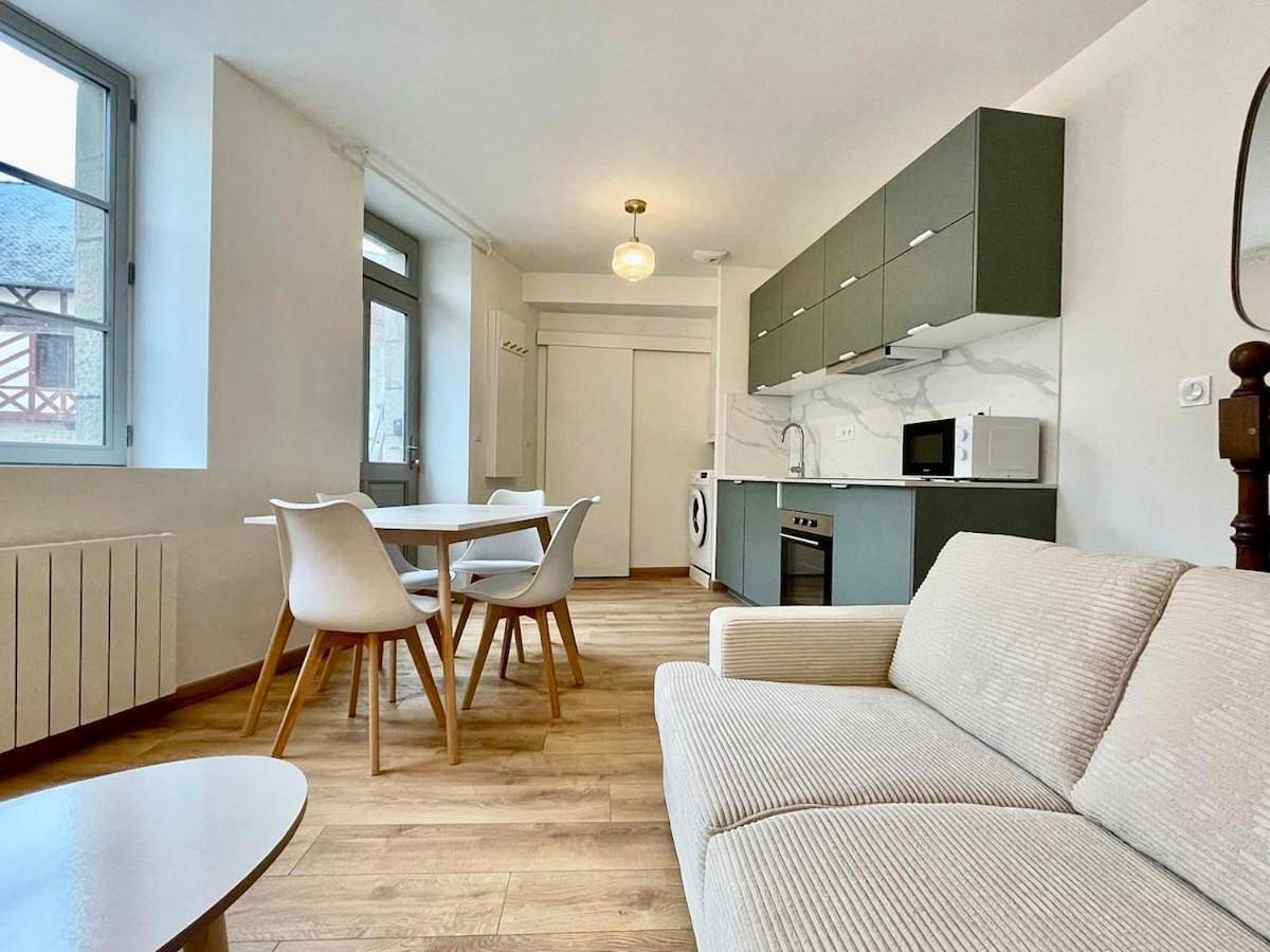 Appartement entier, Petite Maison de ville face au château et du canal in Josselin, Région de Pontivy