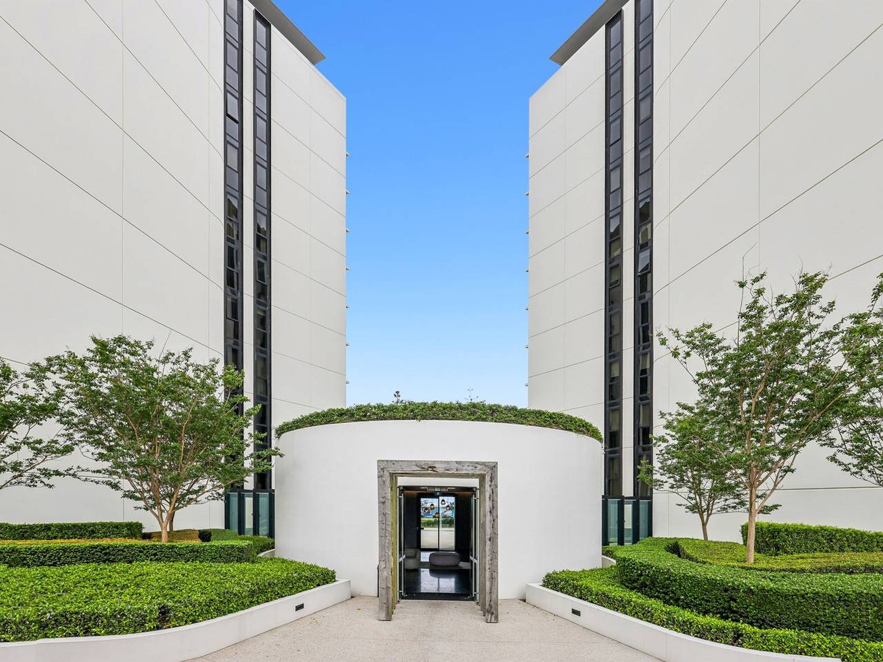 Entire apartment, Glorious Ocean Views, 2-Bed, Pool & Amenities in Queensland