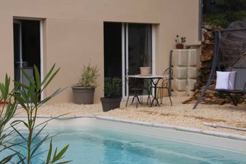 Gîte pour 2 personnes, avec piscine ainsi que terrasse et jardin à Proissans