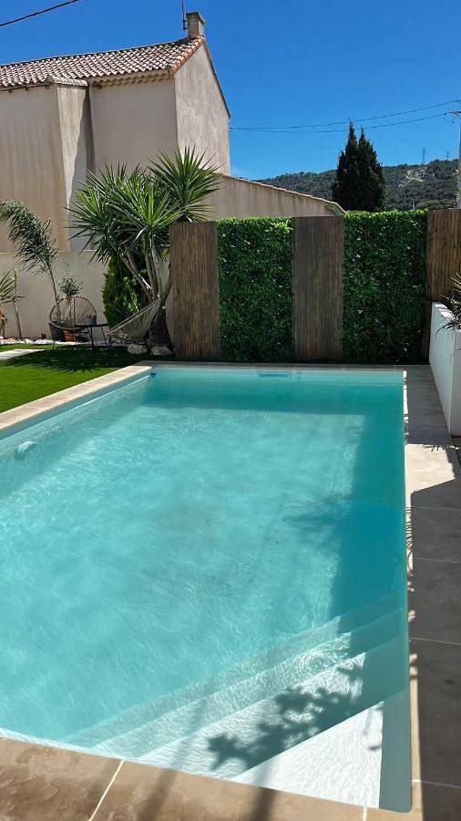 Gîte pour 2 personnes, avec vue et jardin ainsi que piscine et terrasse à Châteauneuf-les-Martigues - 3