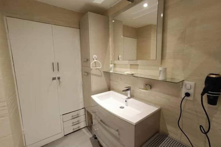 Ganze Wohnung, 50m2 in ruhiger zentraler Lage, nahe Meer und Markt in Saint-Aygulf, Frejus