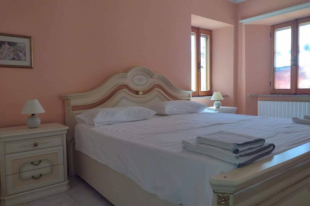 Casa Alta - 4 Bedroom Stunning Views and Villa with Pool in Medieval  Hill Town in Sant'Angelo in Pontano, Macerata Provinz