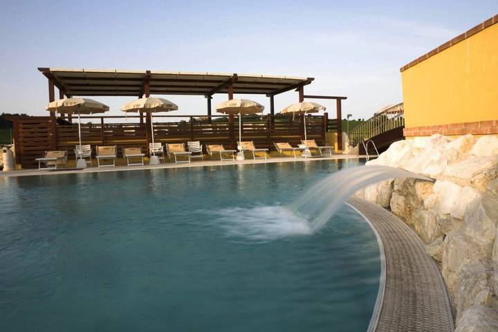 Resort per 2 persone, con Terrazza e Idromassaggio nonché Giardino e Piscina nelle Marche