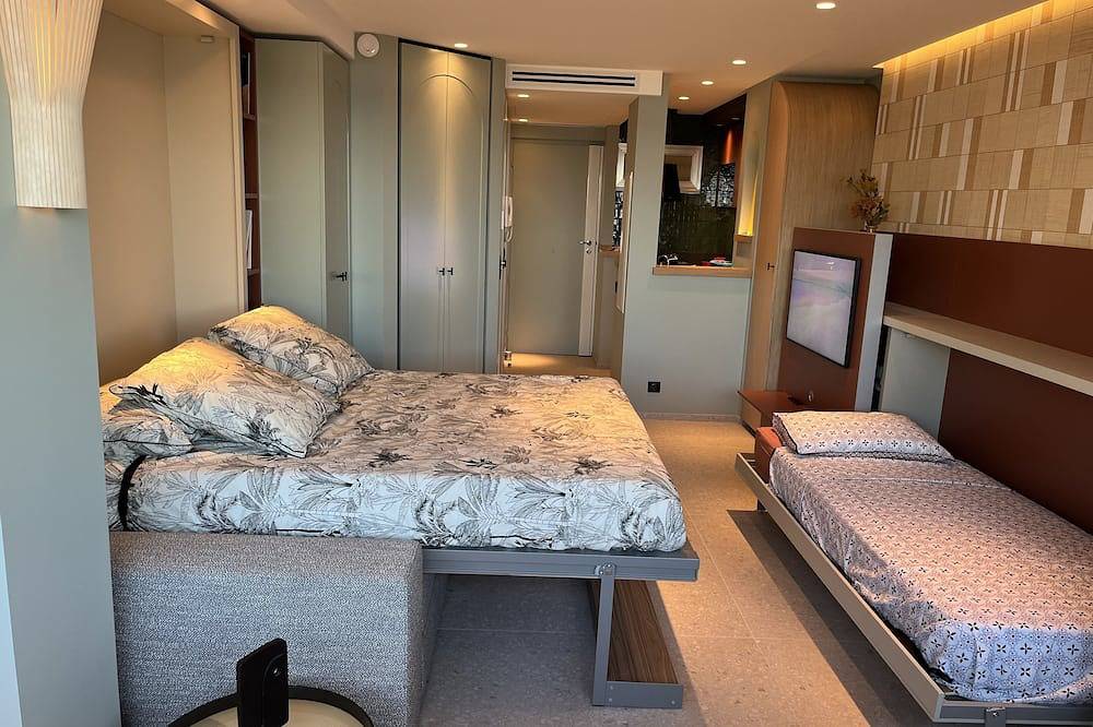 Appartement entier, Luxueux Appartement Cote D'Azur Les Pieds Dans L'Eau in Saint-Laurent-du-Var, Côte méditerranéenne (France)