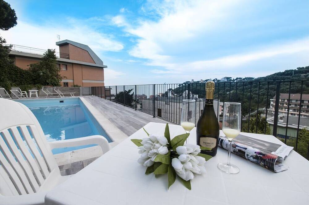 Apartamento entero, Residence Felice -14 alojamientos a 300 metros del mar, piscina, garaje, edificio nuevo in Celle Ligure, Riviera di Ponente